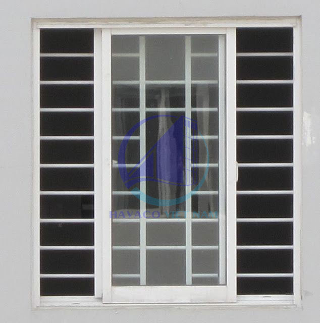 cửa sổ 2 cánh mở trượt có khung bảo vệ