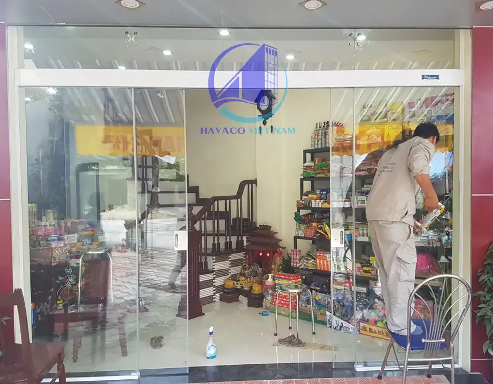 lắp cửa kính cho hàng tạp hóa
