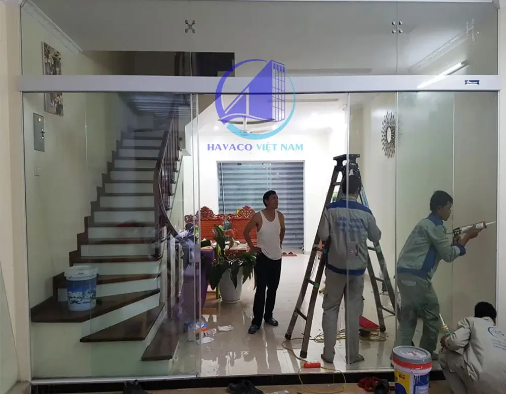 lắp đặt cửa kính ngăn phòng bếp