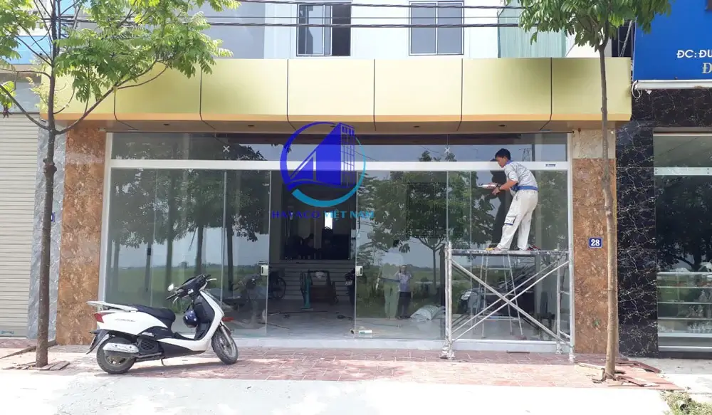 thi công cửa kính lùa dài 7m