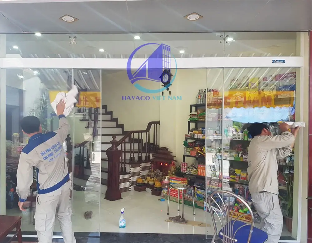 vệ sinh cửa kính trước khi bàn giao